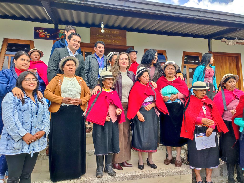 Agricultura_CZ3's tweet photo. #Chimborazo | Participamos junto a la Fundación Arte Nativo en la Inauguración de la Casa de
Artesanías “Awana Wasi-Casa de Tejidos”🧣🧤 un espacio para impulsar el Turismo Comunitario y emprendimiento de mujeres artesanas de la Comunidad La Moya en #Calpi.👩‍🌾
#ElNuevoEcuador https://t.co/6a0gAAdlkm