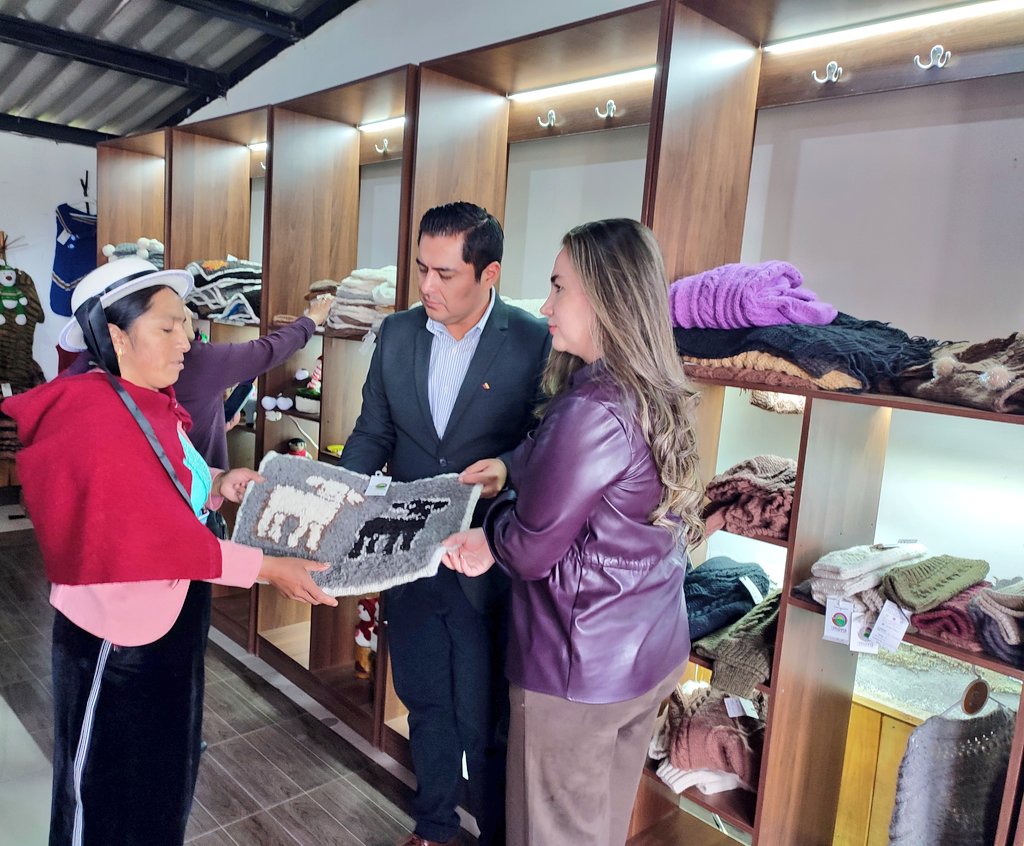 Agricultura_CZ3's tweet photo. #Chimborazo | Participamos junto a la Fundación Arte Nativo en la Inauguración de la Casa de
Artesanías “Awana Wasi-Casa de Tejidos”🧣🧤 un espacio para impulsar el Turismo Comunitario y emprendimiento de mujeres artesanas de la Comunidad La Moya en #Calpi.👩‍🌾
#ElNuevoEcuador https://t.co/6a0gAAdlkm