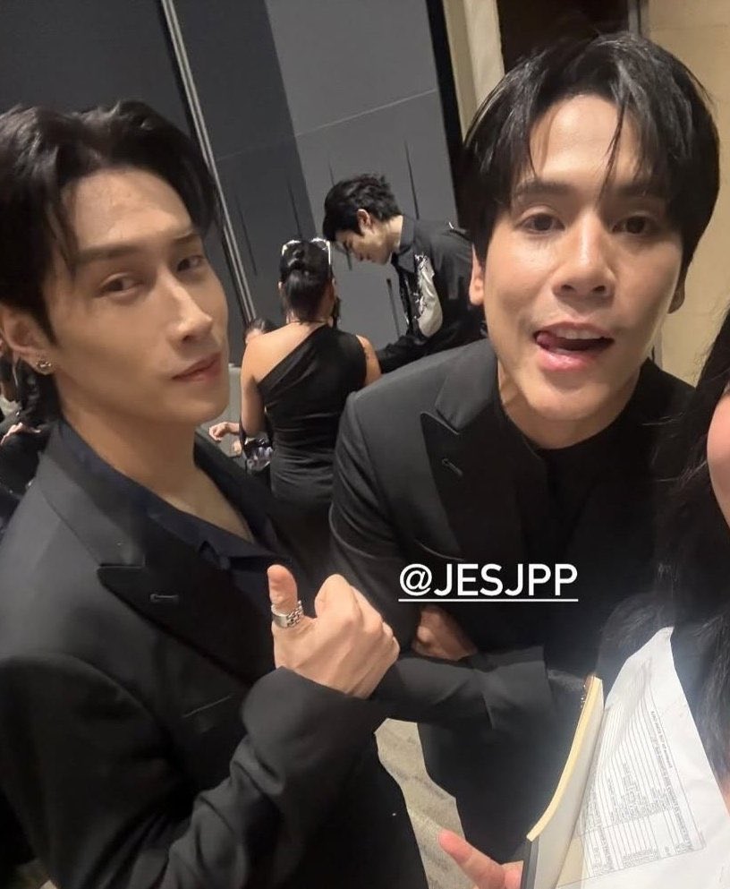 มันตั้งใจเลือกใส่สูทคู่กันจีงด้วย 😭😭😭😭😭😭😭😭😭😭😭😭😭