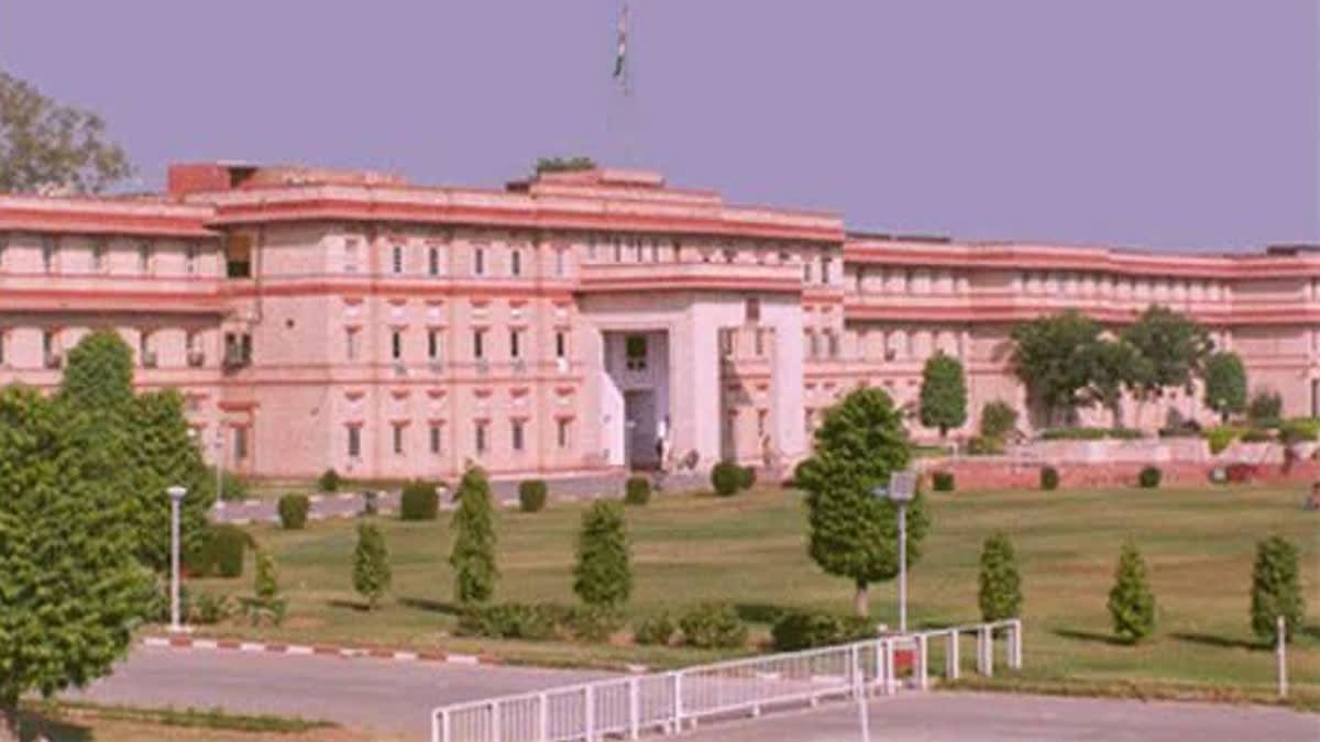 ETVBharatRJ's tweet image. राजस्थान में बड़ा प्रशासनिक फेरबदल, 21 IPS अधिकारियों के तबादले, राहुल जयपुर रेंज आईजी और शरत जोधपुर कमिश्नर होंगे etvbharat.com/hi/state/21-ip… @RajCMO @PoliceRajasthan #RESHUFFLE #RAJASTHANPOLICE
#IPSOFFICERSTRANSFER
#IPSTRANSFER #RAJASTHAN