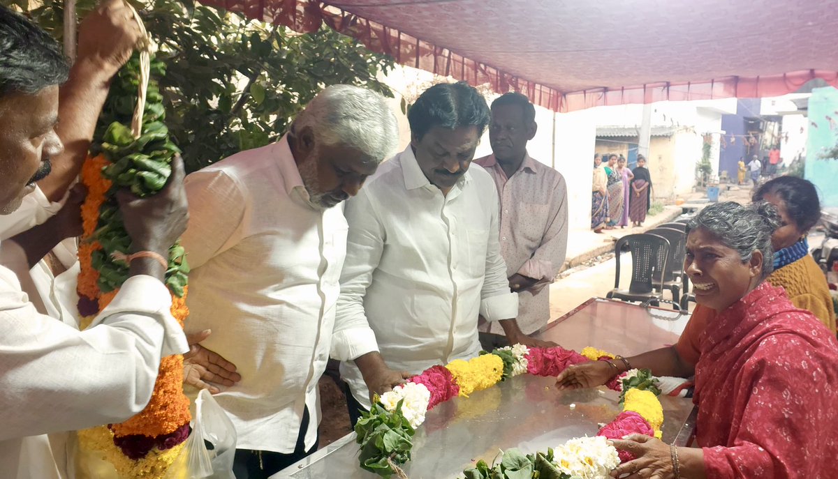 SholinghurRavi's tweet photo. ஒருங்கிணைந்த வேலூர் மாவட்ட ரஜினிகாந்த் ரசிகர் நற்பணி மன்றத்தின் மாதனூர் ஒன்றிய செயலாளர் அண்ணன் C.A.வேலு அவர்களின் உடலுக்கு நிர்வாகிகளுடன் மலர்மாலை அணிவித்து அஞ்சலி செலுத்திய போது.

#RajinikanthRasigarNarpaniMandram 
#VelloreDist https://t.co/TYg4XO2xVk