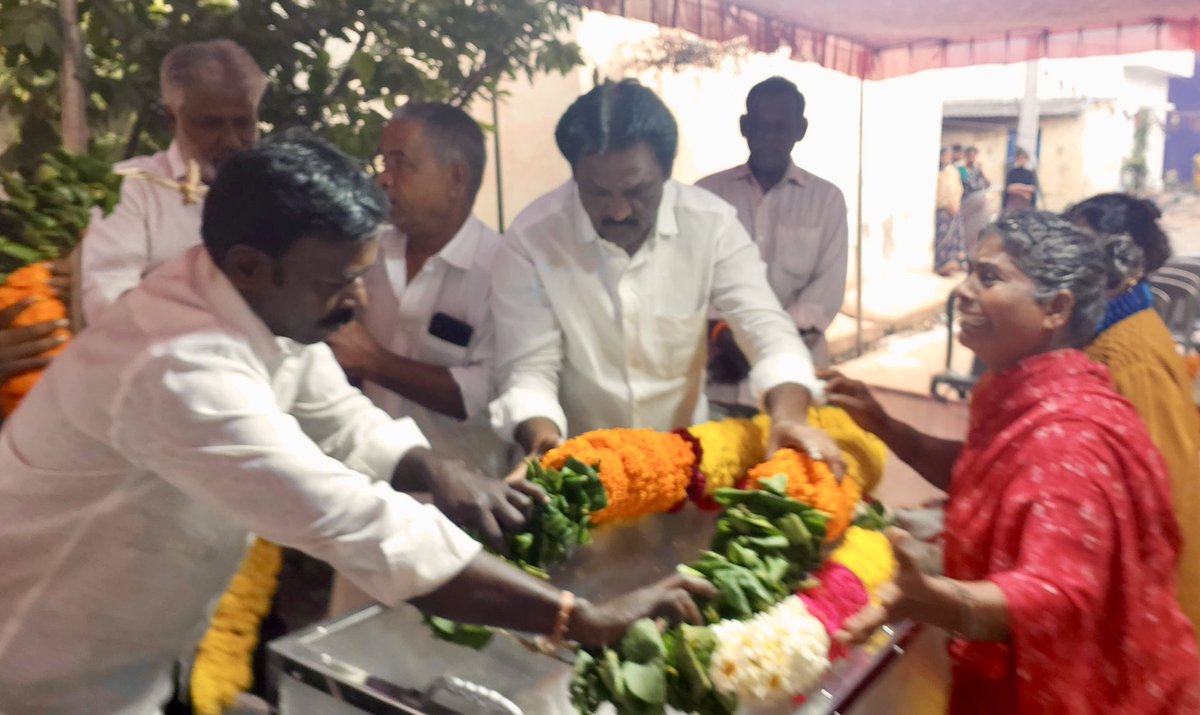 SholinghurRavi's tweet photo. ஒருங்கிணைந்த வேலூர் மாவட்ட ரஜினிகாந்த் ரசிகர் நற்பணி மன்றத்தின் மாதனூர் ஒன்றிய செயலாளர் அண்ணன் C.A.வேலு அவர்களின் உடலுக்கு நிர்வாகிகளுடன் மலர்மாலை அணிவித்து அஞ்சலி செலுத்திய போது.

#RajinikanthRasigarNarpaniMandram 
#VelloreDist https://t.co/TYg4XO2xVk