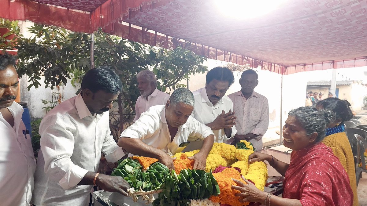 SholinghurRavi's tweet photo. ஒருங்கிணைந்த வேலூர் மாவட்ட ரஜினிகாந்த் ரசிகர் நற்பணி மன்றத்தின் மாதனூர் ஒன்றிய செயலாளர் அண்ணன் C.A.வேலு அவர்களின் உடலுக்கு நிர்வாகிகளுடன் மலர்மாலை அணிவித்து அஞ்சலி செலுத்திய போது.

#RajinikanthRasigarNarpaniMandram 
#VelloreDist https://t.co/TYg4XO2xVk