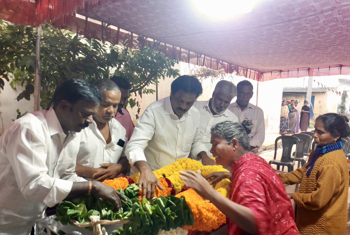 SholinghurRavi's tweet photo. ஒருங்கிணைந்த வேலூர் மாவட்ட ரஜினிகாந்த் ரசிகர் நற்பணி மன்றத்தின் மாதனூர் ஒன்றிய செயலாளர் அண்ணன் C.A.வேலு அவர்களின் உடலுக்கு நிர்வாகிகளுடன் மலர்மாலை அணிவித்து அஞ்சலி செலுத்திய போது.

#RajinikanthRasigarNarpaniMandram 
#VelloreDist https://t.co/TYg4XO2xVk