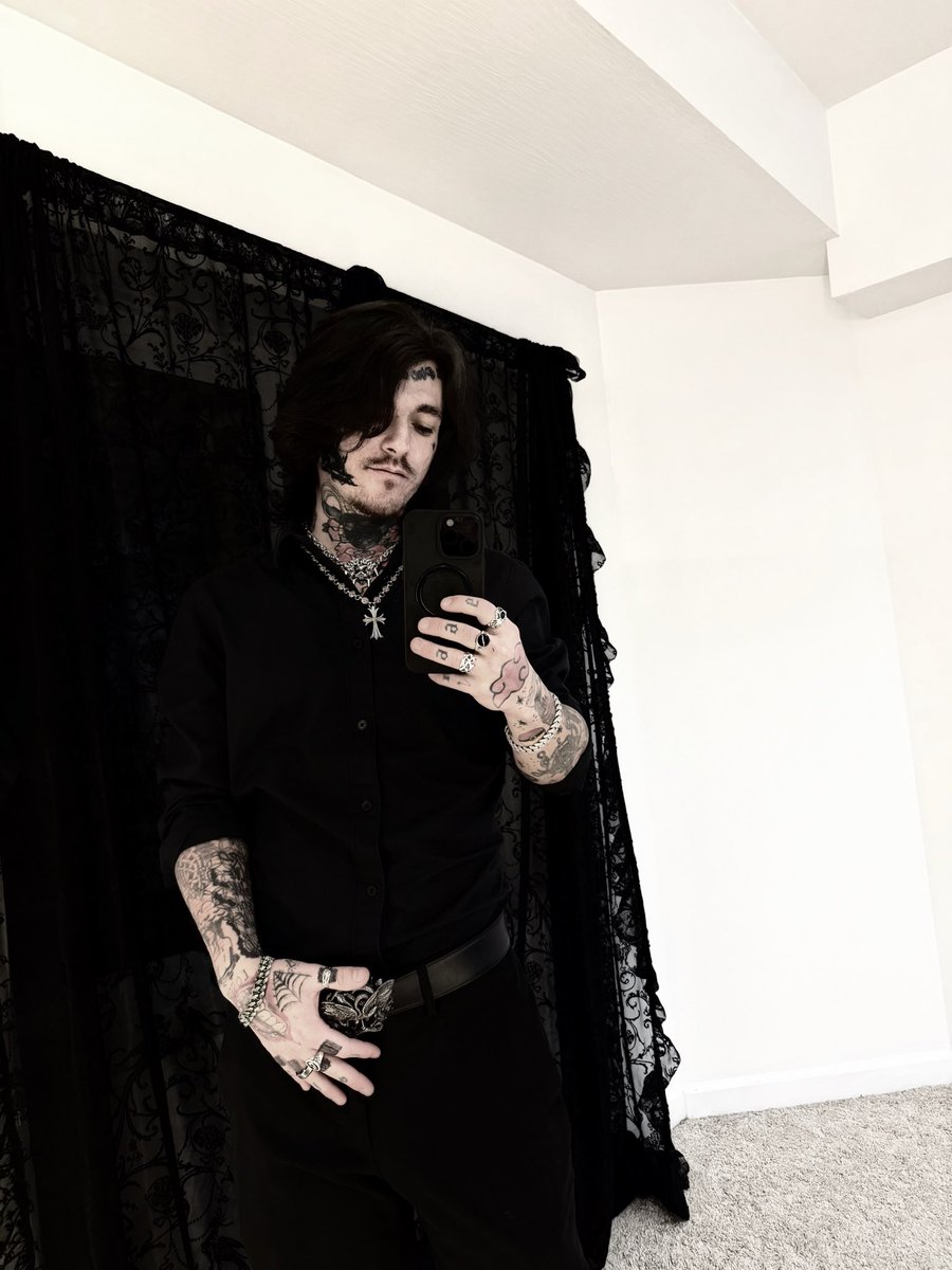 shadowsumm0ner's tweet photo. 🖤🖤 https://t.co/xokpvna2KO