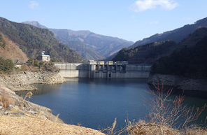 mlit_toukan's tweet photo. 銅山川3ダム( #富郷ダム #柳瀬ダム #新宮ダム )では、2月24日0時より #第二次取水制限 工業用水25%カットを開始しました。
本日０時現在で銅山川3ダムの確保率は、49.3％となっています。
少雨傾向が続いておりますので引き続き #節水 にご協力をお願いします。
#四国地整 #渇水 https://t.co/wrv4Fjwflg