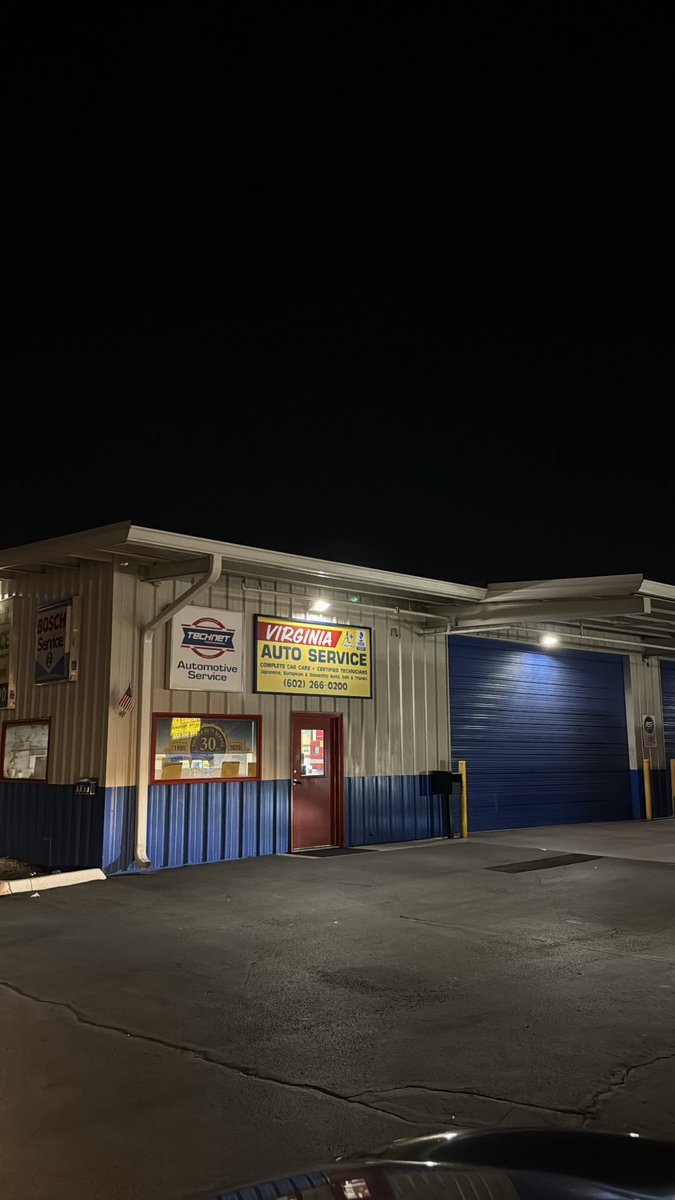 MimsssB's tweet photo. We tried 😭 drove from Tucson after work and just missed @JColeNC @KingOfQueenz https://t.co/Z5sWh0f7vi