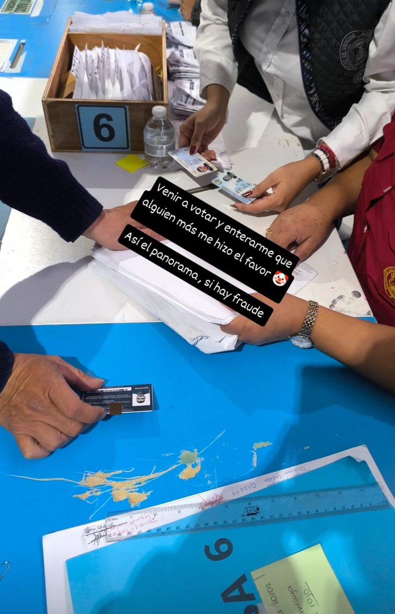 #URGENTE #eleccionesUSAC
Varios estudiantes de la facultad de derecho denuncian que cuando llegaron a votar, alguien ya había votado por ellos. Estaban en el padrón registrados correctamente pero no lograron votar. Colocaron denuncia en la <a href="/PDHgt/">PDH Guatemala</a> pero hasta ahi se quedo.