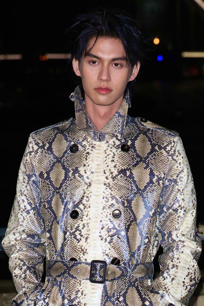 เก็บตกโมเมนต์ของไบร์ท วชิรวิชญ์, อิม ยุนอาและ ซึงมิน ขณะเข้าร่วมชมโชว์ “Burberry Winter 2026 Show”

#BbrightVC 
#Yoona
#Seungmjn
#Burberry 
#LUXEMATTERS 

instagram.com/reel/DVH-kPgEx…