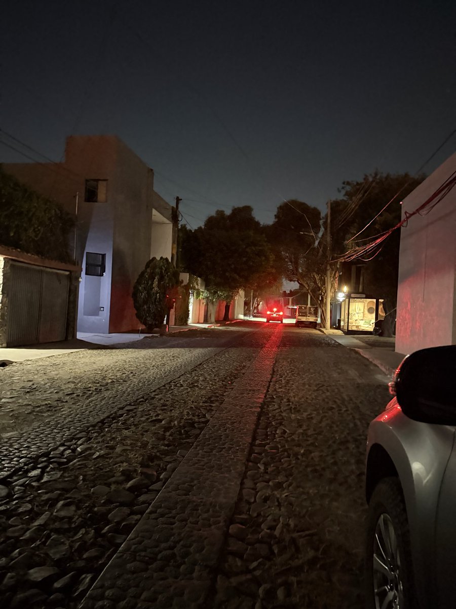 abarrazam's tweet photo. Presidente! Tenemos desde la semana pasada reportando que no hay luz en carretas @FeliFerMacias. Cuando podrán atendernos? @qromunicipio @spublicosqro https://t.co/Uahu9kAYBE