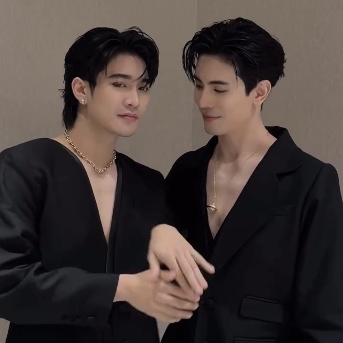 ไม่มีอะไรเลย(มี) แต่ฉันนั่งยิ้มลำพัง หัวเราะลำพัง สดชื่นกว่าทุกครั้งที่ผ่านมา 

꒰ #soneuro ⸝⸝ #สนยูโร ꒱