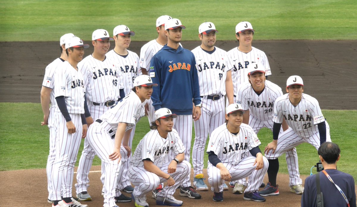ダルビッシュさんとピッチャー陣で記念写真📸 宮崎でダルビッシュさん