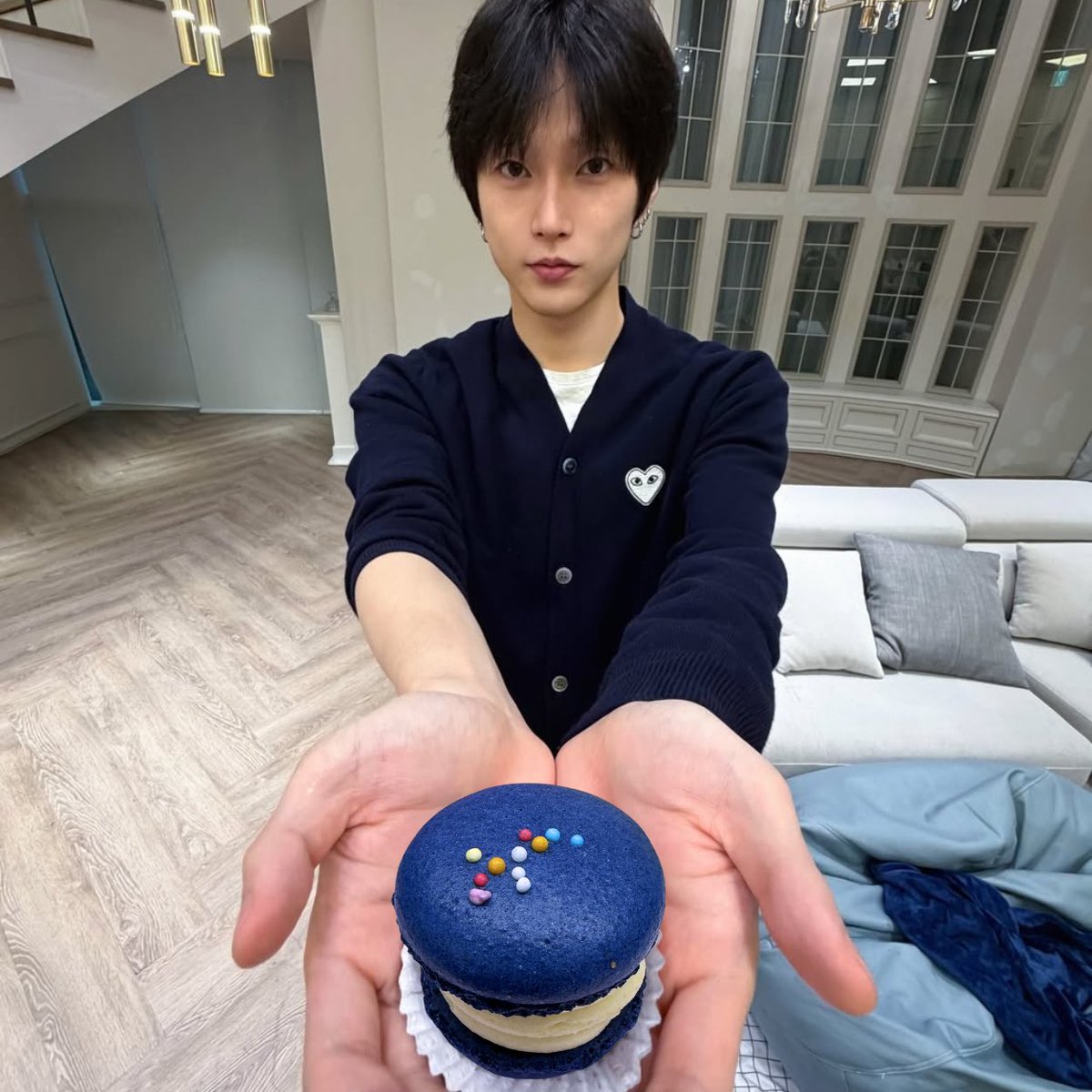 choilenney's tweet photo. 이번 컴백 때 응원봉 팬덤명 버블 원하는데 내 희망이 이뤄질까??
응원봉은 태국스엠콘 때 나온 마카롱 디자인 참고해서 
이렇게 해주시길 https://t.co/Ntket8enet