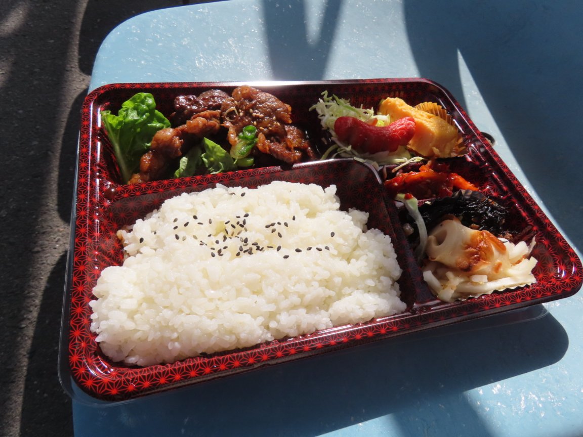 近鉄奈良線額田駅近くにある肉の森田屋さんではお弁当も販売しているので、暗峠越をキメた後に宴を開催可能です。