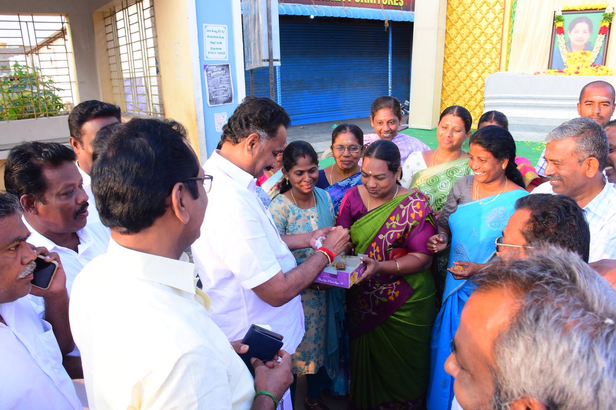 OfficeofminMRV's tweet photo. தன்னிகரில்லா நம் மக்களின் புரட்சித் தலைவி மாண்புமிகு இதய தெய்வம் அம்மா அவர்களின் 78-வது பிறந்த நாளினை முன்னிட்டு,
நம் தாந்தோணி மேற்கு ஒன்றிய கழகம் சார்பில் அவரின் திருவுருவ படத்திற்கு மரியாதை செலுத்தப்பட்டு,
பொதுமக்களுக்கு இனிப்புகள் வழங்கப்பட்டது.
#என்றென்றும்_அம்மா https://t.co/EPjlDm2CJ0