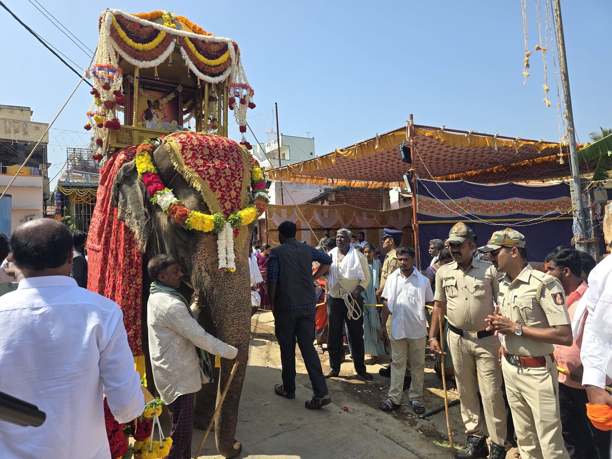 ಠಾಣಾ ವ್ಯಾಪ್ತಿಯ ಇಚ್ಚಂಗೂರು ಗ್ರಾಮದಲ್ಲಿ ಶ್ರೀಮಲ್ಲೆಲಿಂಗೇಶ್ವರ ಸ್ವಾಮಿ ಜಾತ್ರೆ ಮಹೋತ್ಸವದ ಪ್ರಯುಕ್ತ ಆನೆ ಅಂಬಾರಿ ಉತ್ಸವ ಹಮ್ಮಿಕೊಂಡಿದ್ದು, ಸೂಕ್ತ ಪೊಲೀಸ್ ಬಂದೋಬಸ್ತ್ ಮಾಡಲಾಯಿತು.