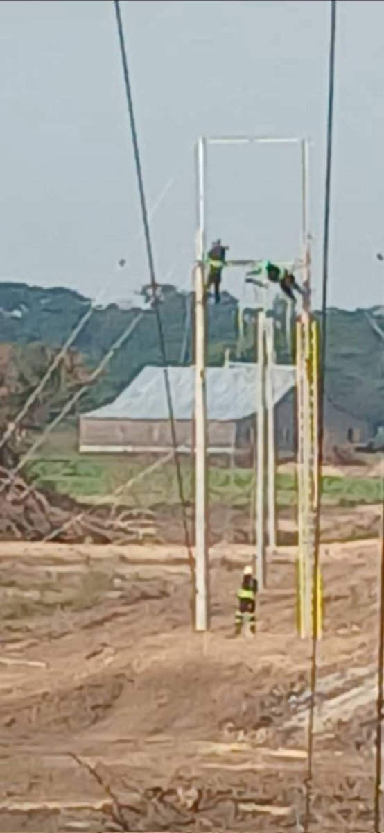 Trabajadores del sector eléctrico en plena faena para el montaje del Parque Fotovoltaico Miguel Cabaña Perojo en #ConsolacióndelSur #PinardelRío #CubaSoberana