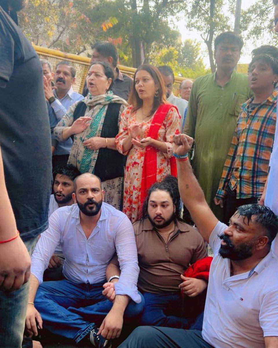 soniajaiswal091's tweet image. PM Modi is compromised.

#CongressProtest #StandWithCongress #SaveDemocracy #VoicesOfIndia #OppositionUnity #SpeakUpIndia #PoliticalAccountability #DemocracyInAction #IndiaPolitics #NationFirst