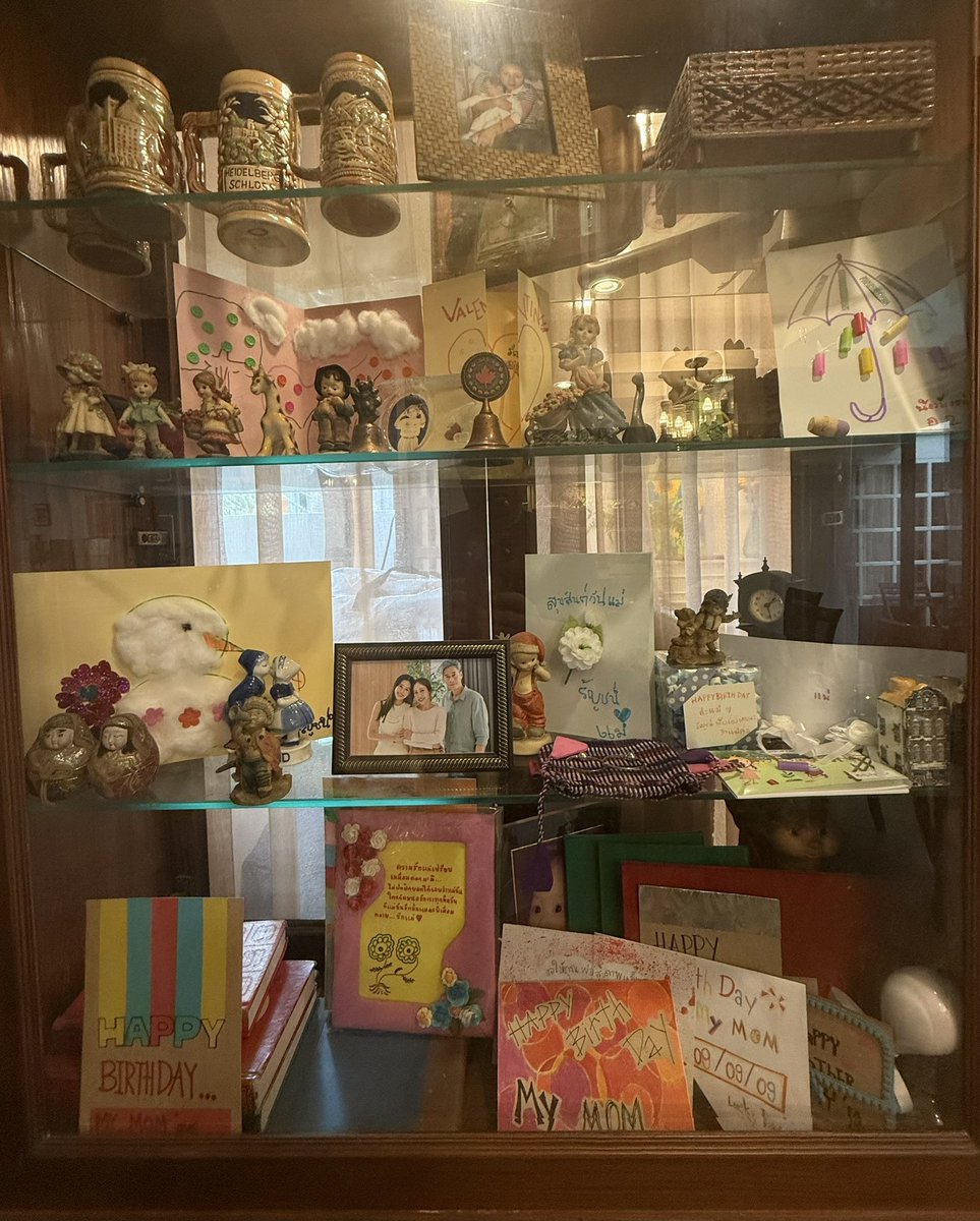 ทำถึงมาก ขยายภาพจากนิยายให้ชัดขึ้นไปอีก ทำไมการตัดแม่ตัดลูกถึงยากเย็นขนาดนั้น

ก็ดูดิ การที่เด็กคนนึง เขียนการ์ด ทำของขวัญให้แม่ตัวเองขนาดนี้ มันแปลว่าตลอดเวลาที่ผ่านมา กิ่งกมลไม่ใช่แม่ที่แย่เลย 

การตัดขาด คนที่ให้ชีวิต ให้ค.รักเราอย่างดีมาตลอด มันไม่ใช่เรื่องที่จะทำกันง่ายๆอะ🥺