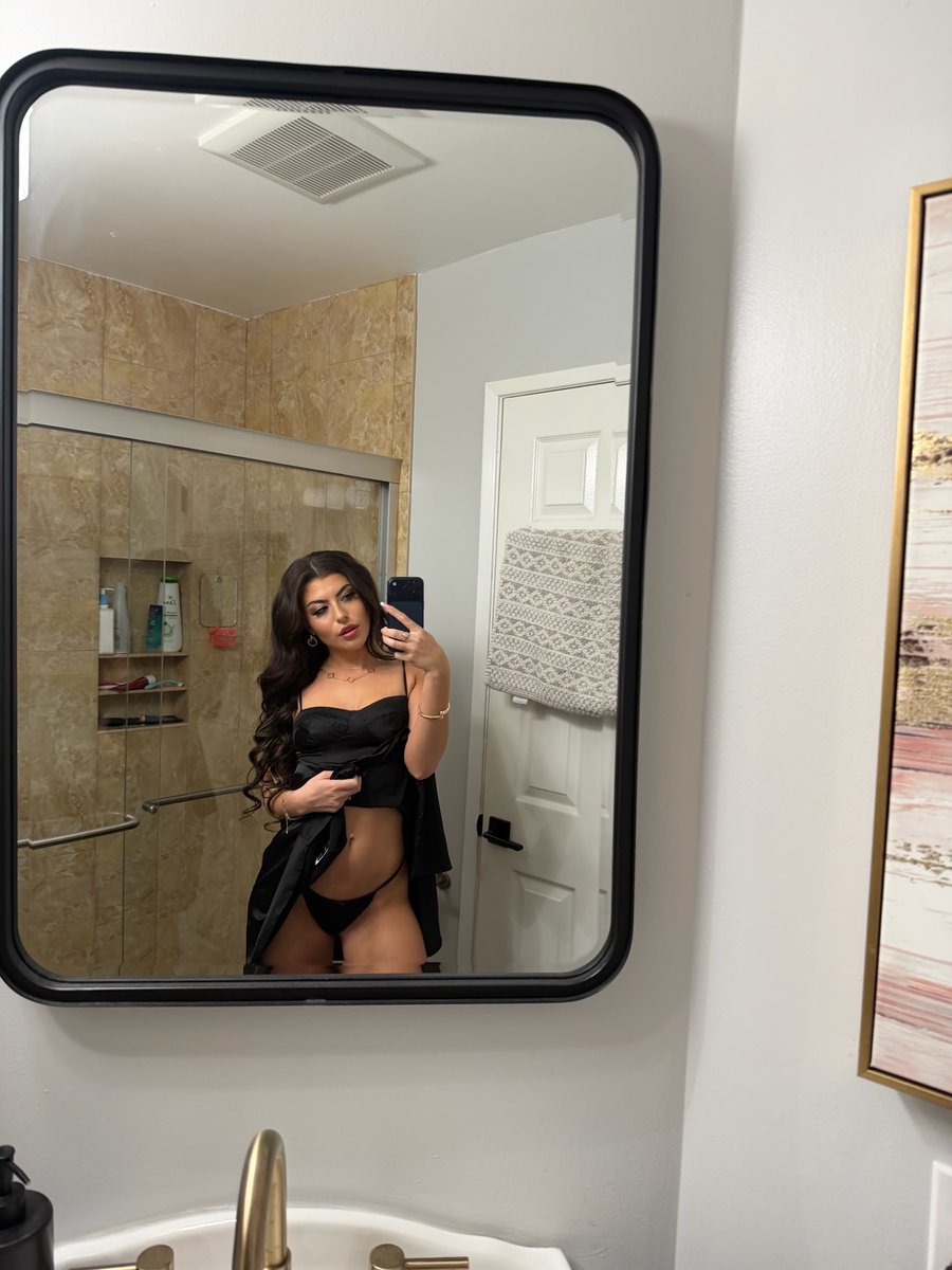 LouPursley's tweet photo. Say hi and get to see my back view. #slut https://t.co/bo8aWhYzb3