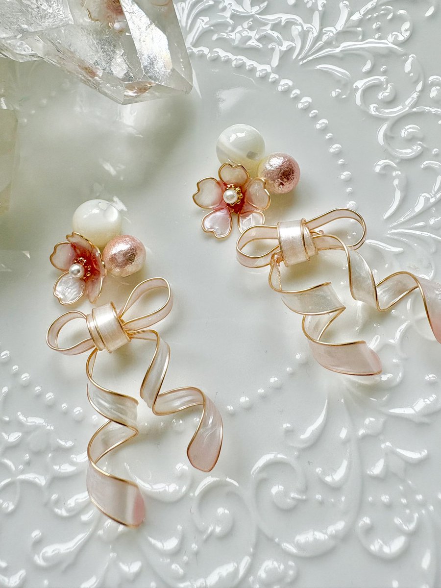 新作の桜リボンのピアスorイヤリング予定✨️ マザーオブパールと