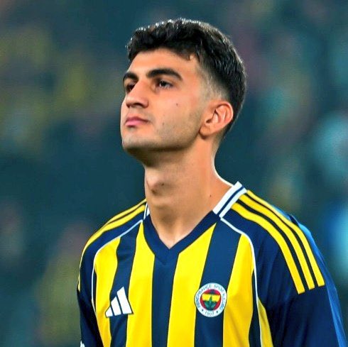 BolelliEmree's tweet photo. Bak canım kardeşim 30 milyon taraftar arkanda sorun yok hatada yapabilirsin  ama bizim 11 senedir bekledigimiz şampiyonluk var  2 tane maçta göztepe ve kasımpaşa ciddi zaaf ciddi hataların var saha içinde vucud dilin 30 yaşındaki olmuş herşeye doymuş havan var ne alaka ben anlamadım… göztepe macında verdigin ciddiyetsiz özgüvenli pasın patlattı bizi, bugün kasımpaşa maçında sahada bulunan hava hakimiyeti olan tek stopersin  senin ceza sahasından cıkmaman lazım bu idrak edememek ciddi bi zaafiyet senin sağ bekte basmaya götüren ne biliyormusun alık olman,uyanık değilsin saha içindeki olaylara hakim degilsin biraz yırtık ol biraz zeki ol aq, sence senin orda olman normalmi aq ? sana o dk oralarda olmaman gerektigini biri söyleyemez senin bunu idrak ediyo olman lazın … vucüd dilin tipin hareketlerin cok rahatsız edici  gelmeye başladı… skriniarı sana süs olsun diye getşrmedik git nasıl su içiyorsa öyle iç, nasıl yürüyorsa öyle yürü herşeyine bak herşeyine odaklan… sinek gibi eziliyorsun stoperde senin temas ettigin adamın 2 hafta düz yürüyememesi lazım… sabır bende bitti artık çocuk degilsin yaşın 21