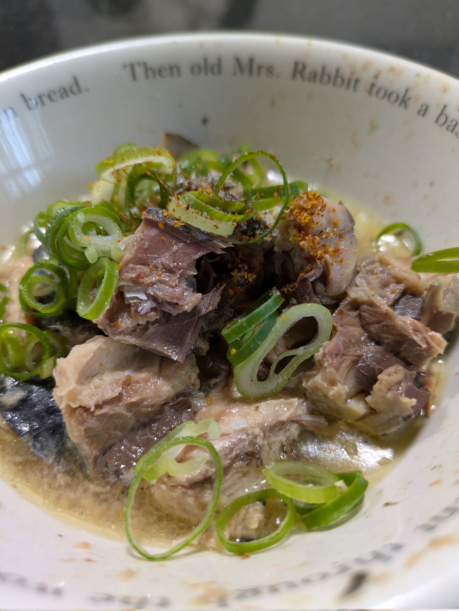 鯖缶のアヒージョ風
皿が汚くなるけど美味しい
鯖缶(汁少な目)
オリーブオイル
ニンニク
ラップかけてレンチン(破裂始まったら完成)
全部で3分位で出来ます🤗