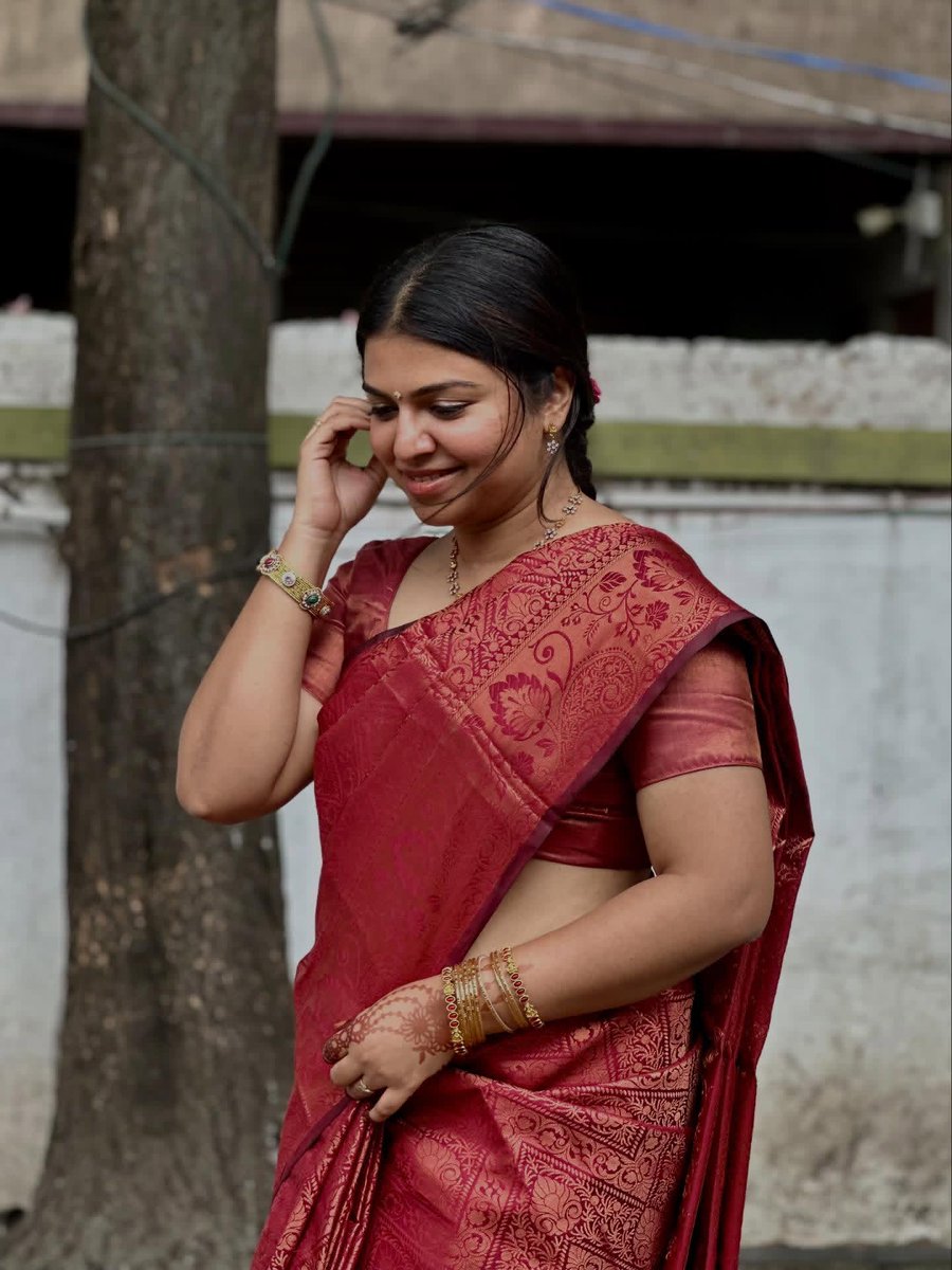 KollywoodCinima's tweet photo. . @raveena116 radiates adorable charm, graceful elegance, and captivating beauty, effortlessly winning hearts with her expressive presence and soothing screen appeal ❤️✨

#RaveenaRavi #KollywoodCinima #KcGallery #Sai #Cinema #Heroine #Actress https://t.co/yCvbJEXDjp