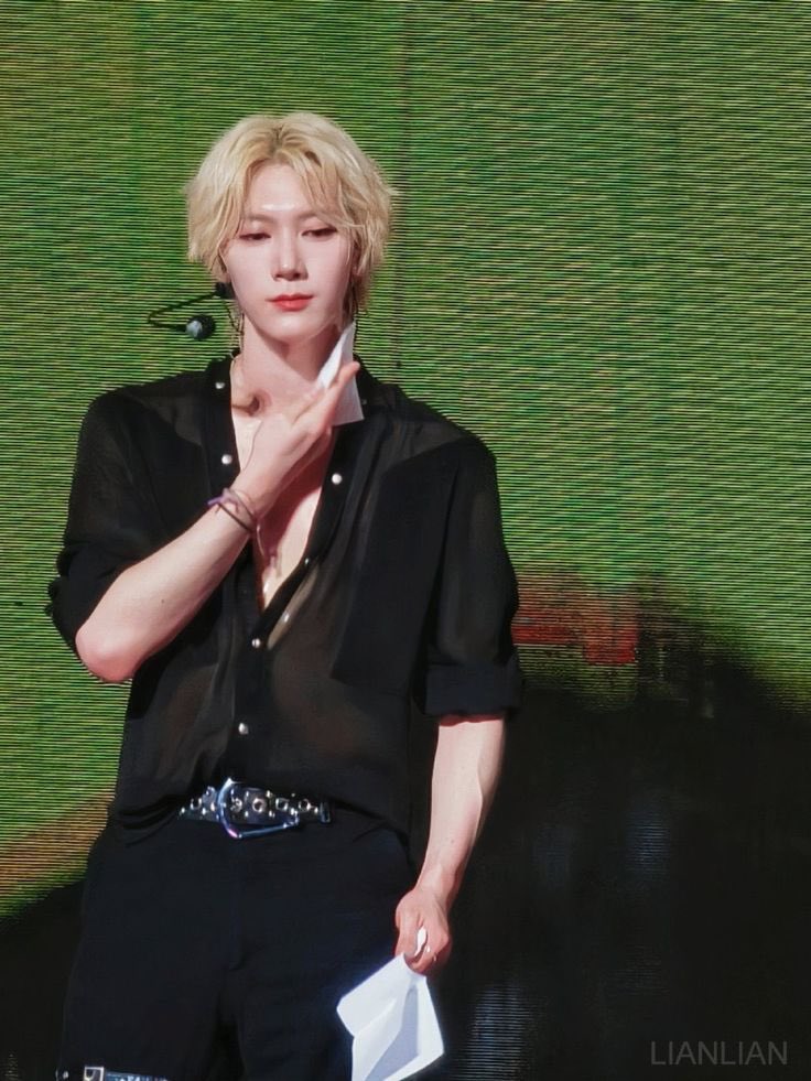 เป็นแก้วเป็นแสงมากรูปนี้ ออร่าเหมือนพกแสงมาเอง สปอตไลต์ไม่ส่องไม่เป็นไร เพราะ he himself is ‘the’ one