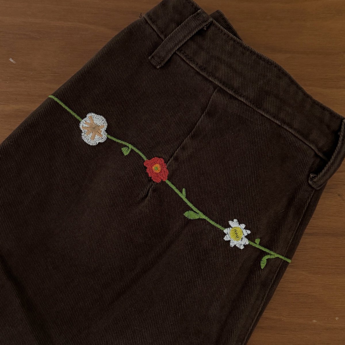 ตัวนี้ก็น่ารักม้าก น้อง bloomy pants ยีนส์สีน้ำตาล choco เอวต่ำ ปักดอกไม้รอบตัวเลย ผ้านิ่มๆทรงสวย ราคาไม่ถึงพัน 👧🏻🍩🌷