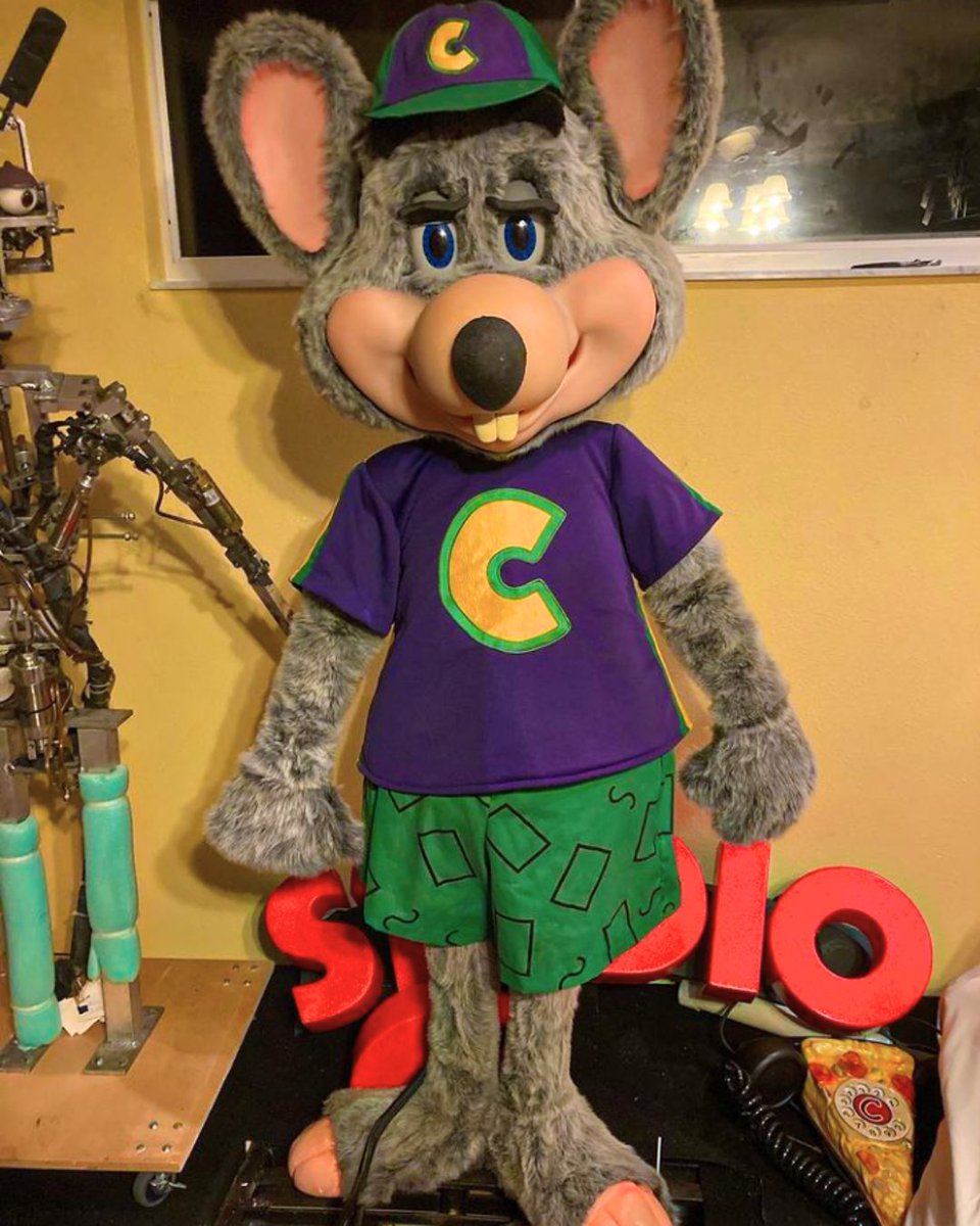 🤯 CRAZY DISCOVERY 🤯

At a local landfill in Alabama, someone found a discarded Chuck E. Cheese animatronic sitting among the debris. 

Rather than letting it fade into obscurity, the animatronic was put up for auction. 

Grant, a dedicated collector and restorer, purchased the