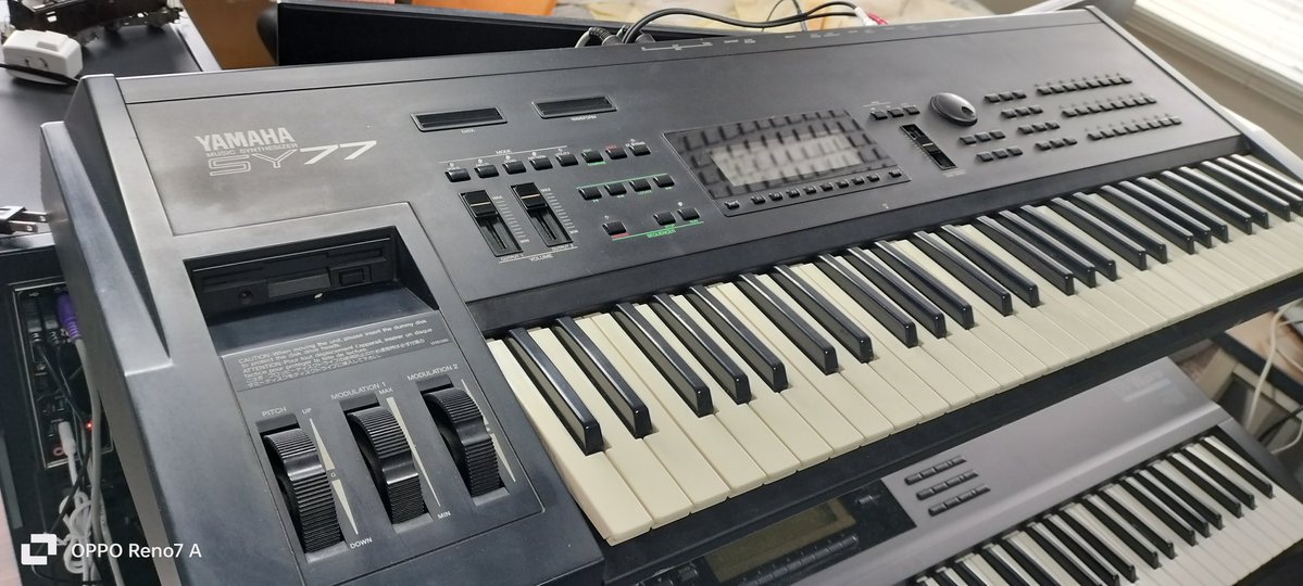 今日のいじり込み。 YAMAHA SY77の液晶交換。 無事、一発で完成。 おお