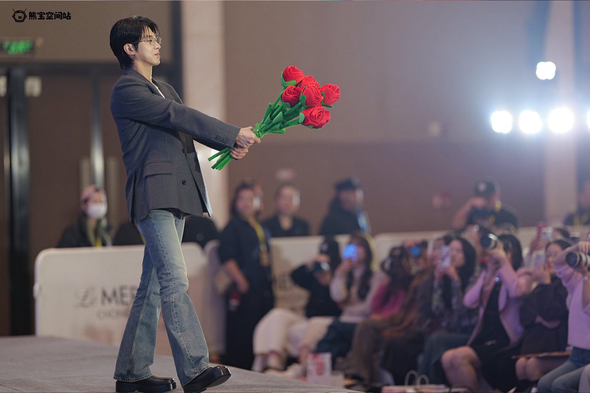 WeAreU19860206's tweet photo. ▫️2026.02.24▫️

🖇️熊宝也妖娆：

The spicy mountain city meets the passionate and wealthy Yunho💕
Cassiopeia's warm applause and screams lit up the venue❤️‍🔥
Exclusive HD behind-the-scenes footage for you—this is the best Spring Festival gift for Cassiopeia🎁

#유노윤호 #정윤호 #UKNOW #YUNHO #ユノ #ユンホ  #TVXQ #東方神起 #동방신기