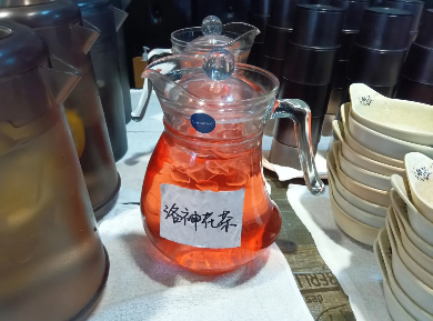 sorekara_jona's tweet photo. 【食べ放題1210円】池袋中華街の「太陽城」がディープすぎる / 1000円台ランチビュッフェに焼烤が並んでるの初めて見た https://t.co/8k3YmvXepT @RocketNews24より 

池袋中華街の最果てですが、焼烤（シャオカオ）、洛神花茶などがあって良かったです。肉系の���烤は中国人客が瞬殺してました。 https://t.co/OX7M29AO5l