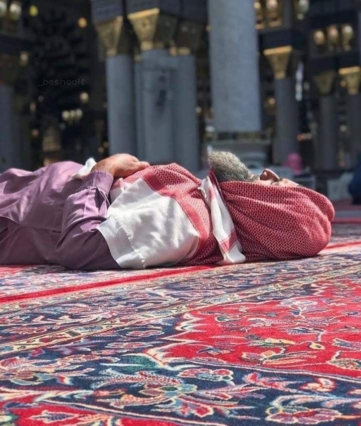والْقَلْبُ مُلْتَمِسٌ بِبَابِكَ رَحْــمَـــةً
 يرجو النّــجـاةَ بجــنّــةِ العليــاءِ