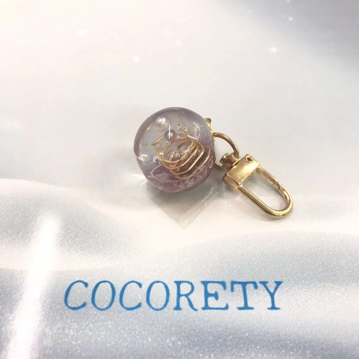 福祉施設制作】杏樹作 キーホルダー 「オルゴナイトの宇宙玉（ピンク