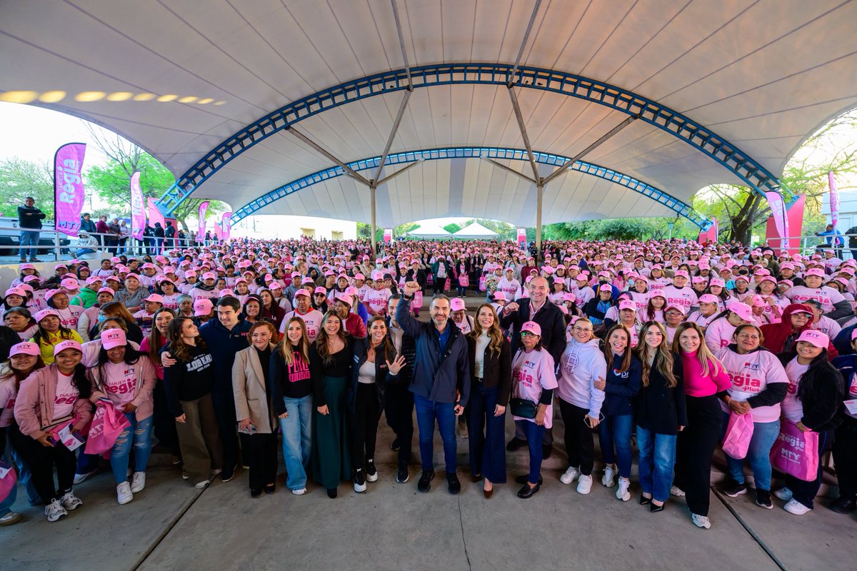 AdrianDeLaGarza's tweet photo. ¡Aquí cumplimos y reconocemos a las mujeres! Entregamos 1,500 Tarjetas Regias Plus para seguir apoyando directamente a la mujer regia, porque cuando ellas avanzan, avanza toda la familia y avanza Monterrey.

Seguimos trabajando para que más mujeres tengan más oportunidades y más apoyo porque #AquíSeResuelve.