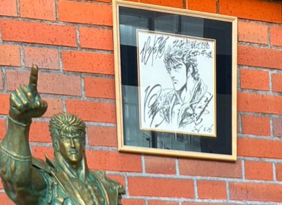 新函館北斗駅に飾られてる 北斗の拳のケンシロウの銅像と漫画家の原