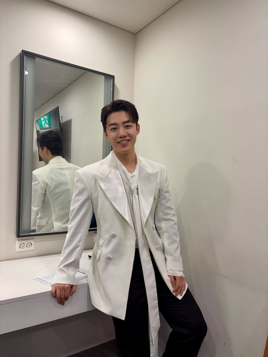 nadding_better's tweet photo. 인서타 기다렷삼 .... 😊🤍
성현쌤 머리도 바꾸시고 웃으시니까 좋다 😁😁 https://t.co/Cek9QkBrzy