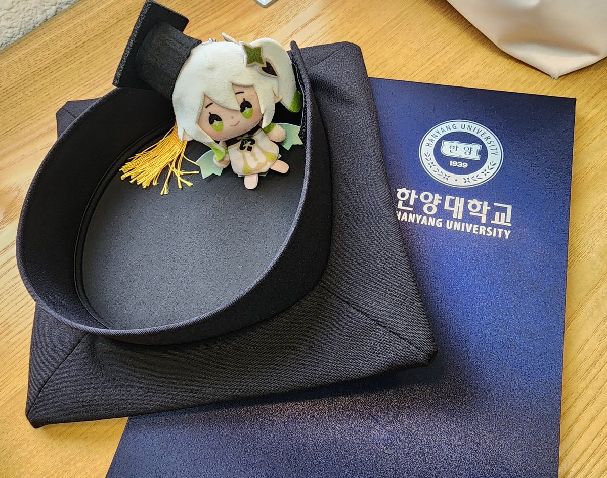 graduation day🎓🎓
No school, Yes game! Yes life!!