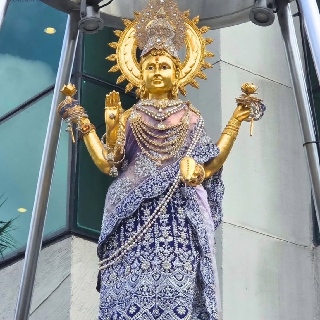 ขอบารมี #พระแม่ลักษมี ประทานพร โชคลาภ ใครเลื่อนมาเจอรีทวิตนี้ - เมนชั่น 99 🪷

“แล้วอธิษฐาน ขอให้องค์พระแม่ประทานพรให้ทุกท่านค่ะ”

#สายมู