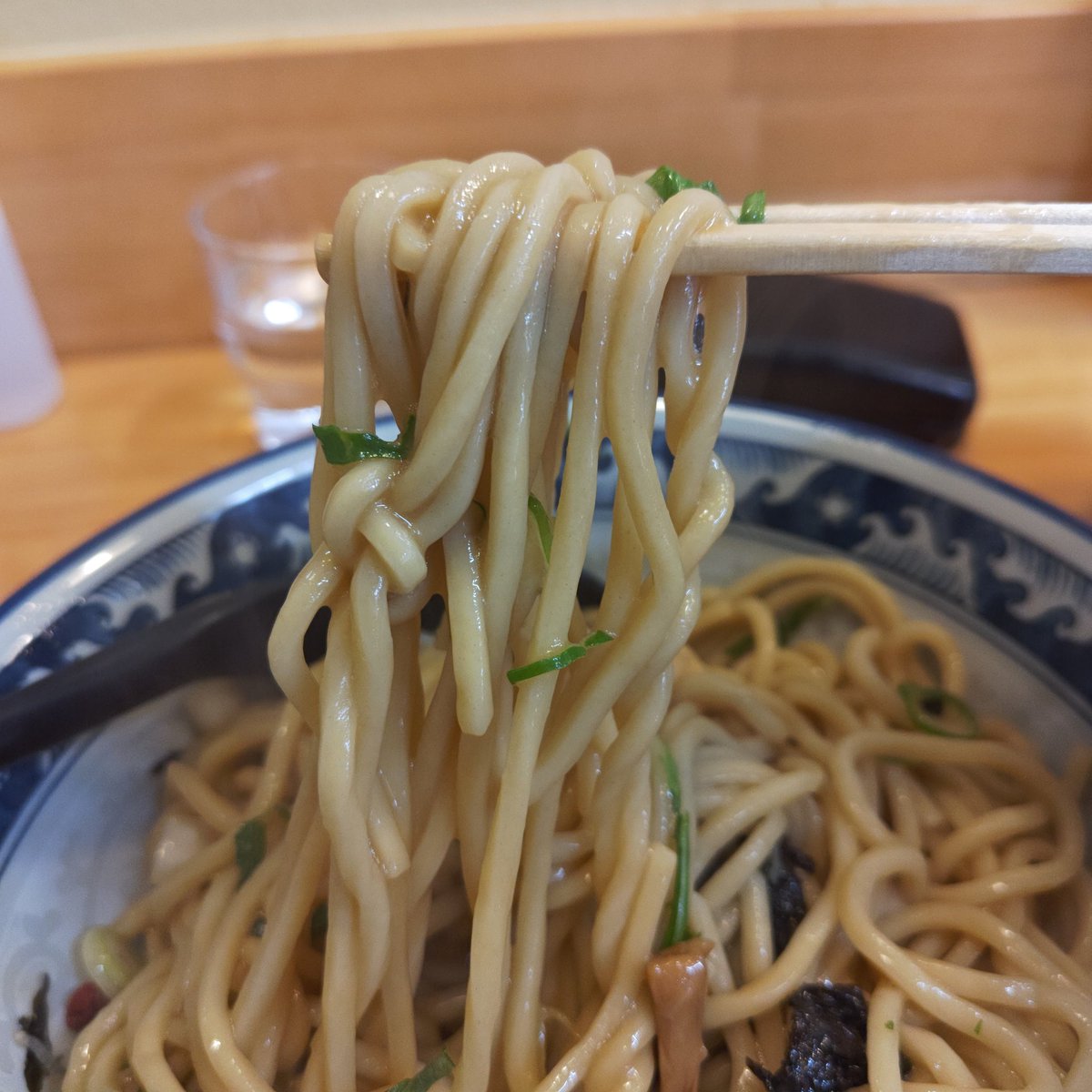 jyuJyFzFhi3Fn6t's tweet photo. 平日ランチセット
「帆立バター醤油まぜそば & チャーシュー丼」
バターたっぷり風味良し
玉葱水菜葱が塩味を和らげてくれ、帆立岩海苔の磯感👍
モチモチ麺にバター醤油が絡んで旨い🥰
鰹オイルって何にでも合うね
チャー丼に無料卵TPして完食
ご馳走様でした!
#ramenstand #ラーメンスタンド https://t.co/FlMqE9YOJU