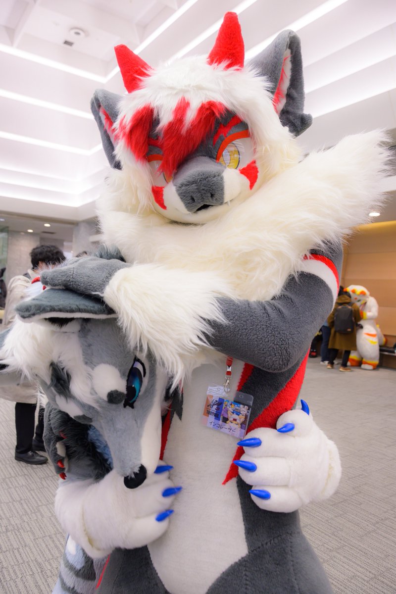 Parisian621's tweet photo. #FursuitEveryday
くびれに巻きつく🐺 https://t.co/Vq2t16DfhX