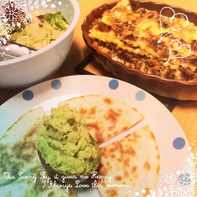 chimwo_chimko's tweet photo. 【我が家の簡単タコライスレシピ】

①挽肉（なんでも良い）をシーズニングで炒める
②レタス・トマトを切る
　（我が家はレタスは5mm×2cmくらい、トマトは1cm四方くらい）
③アボカドを潰してシーズニングで味付け
④ごはんに①②③とシュレッドチーズ・トルティーヤチップスを砕いて乗せる

以上です！
もう少し詳しく話すと、シーズニングは写真のOLD EL PASOシリーズを使ってます。辛くないから子供も食べられるし、スーパーでも売ってるから手に入りやすい（なければAmazonとかでも買えるけど、ほんとに割とどこにでも売ってる）タコライスならアボカドは味付けなくても全然大丈夫だけど、うちの子はチップスにディップしたりするのも好きなのでシーズニング使ってます。

オススメはとにかくぐっちゃぐちゃに混ぜる！そうするとレタスを相当入れてもご飯の熱でしなしなになって食べやすくなります。子供には特にそうしてあげると野菜を食べるハードルが下がります。もちろんこの具をトルティーヤで巻いてもOK🙆‍♀️うちの子はタコライス→お代わりトルティーヤとかやります笑

余ったタコミートは小分けに冷凍しておいて、我が家は朝ごはんのケサディーヤに使ってます。朝から簡単にタンパク質＆炭水化物取れてオススメ（朝は写真みたいにアボカドなんか使わず、ペラペラのをそのまま食べてる）

【ケサディーヤの作り方】
①油とか何も引かずにフライパンの上にトルティーヤを広げる
②解凍したタコミートとチーズをトルティーヤの半分に広げる
③半分に折ってギューギュー押しながら焼く
④焼き目がついてくっついたら完成
※写真のように2枚で作ってももちろんOK

超簡単で栄養も取れるので是非お試しあれ～。