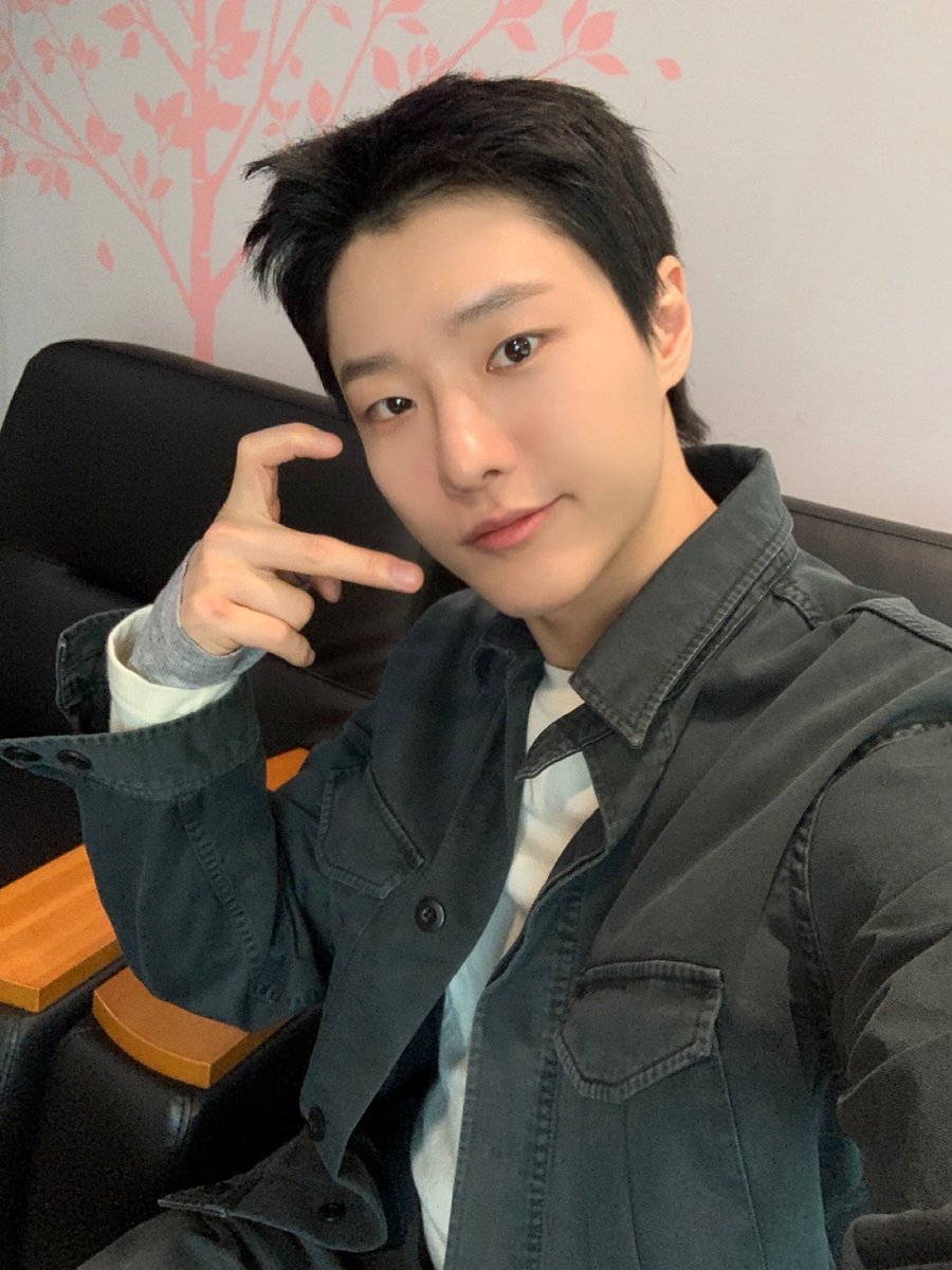 [📷]
260224 박하선의 씨네타운

무즈의 체온 유지 방법
ㄴ 우즈 라디오 듣기🧡💙

5점 아니고 오점을 남기고 싶은 우진여니의
슬스뮤 비하인드와 To My January 라이브 ⋆⁺₊✧

역시 라디오가 퍼컬인 여니 기특해요🫳🫳

#WOODZ #우즈
#박하선의씨네타운