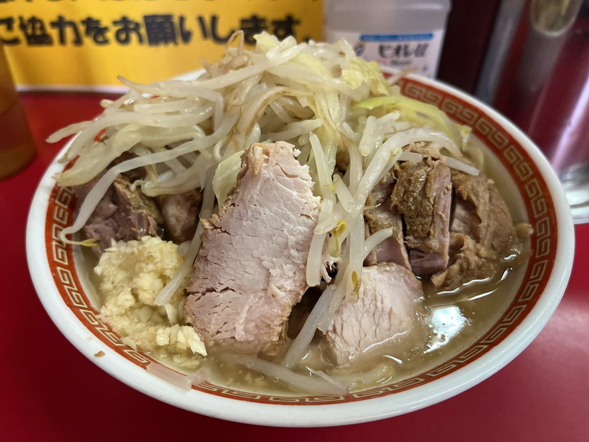 ラーメン二郎目黒店🚲
小豚ダブル
12:15で並び4人
スープ旨すぎて完飲しそうになりました。
帰りも並び少なめでしたよ。
美味しかったです！
ごちそうさまでした😋