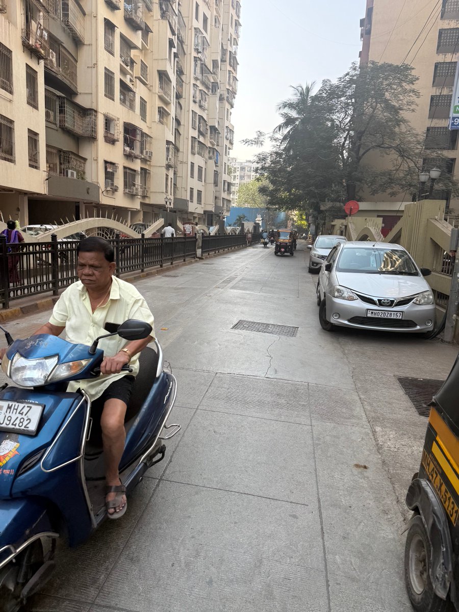 rameshmenon2502's tweet photo. ⁦@MTPHereToHelp⁩ ⁦@CMOMaharashtra⁩ rampant parking at Balakrishna dattatrey marg, Chincholi bunder, Malad west.. traffic gets obstructed, senior citizens can’t cross.. repeated complaints..no action…⁦@Dev_Fadnavis⁩ CM sir pl help https://t.co/flXC4VggVW