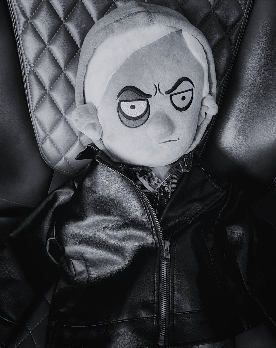 ペアルックしたくて先日某お子さま服屋さん（西○屋）でキッズ革ジャン買ったけどサイズ間違えた💧
ダボダボで先輩から上着借りた地元の半グレみたいになってもた🥲