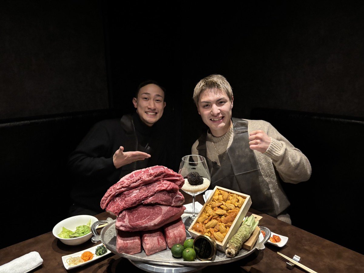 YuzukiBoxing's tweet photo. ←ちょうど2年前
→そして現在。
伊藤健人さんにお祝いして頂きました🙏
まさかこんな日がくるなんて😭

現役生活本当にお疲れ様でした！
人間力の凄さ、男としての強さを学びました🙏
本当に人生何があるかわからないです🤝
＠0805319  @k1wgp_pr https://t.co/1u74LUlDz1