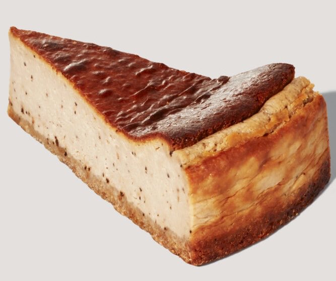 ２月２７日よりスターバックスから、なめらかなアールグレイバスクチーズ生地の下に、大麦入りのビスケット生地を合わせ、ザクっとした食感と香ばしさがチーズのコクと紅茶の香りを引き立てる『アールグレイ バスクチーズケーキ』が新発売されます✨